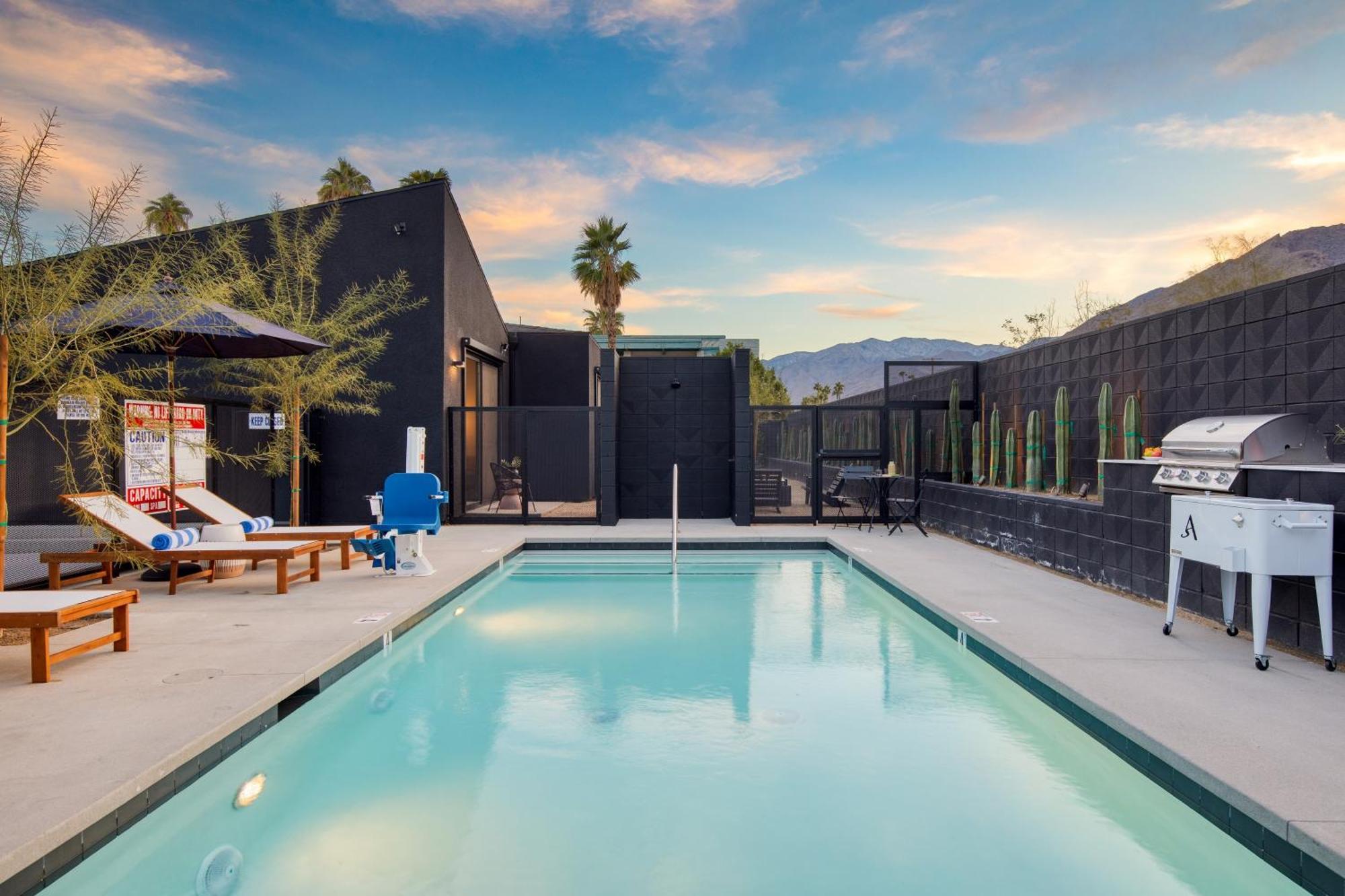 Blackhaus By Avantstay Ada Modern Rooms, Pool & Bbq بالم سبرينغس المظهر الخارجي الصورة